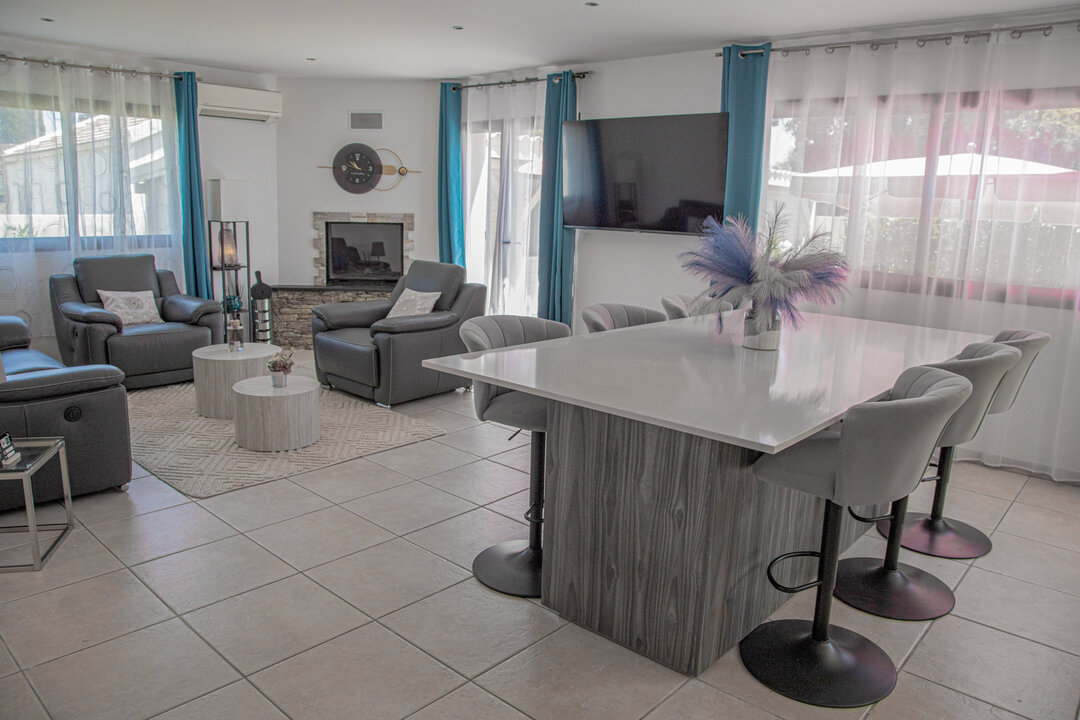 Îlot central en quartz de la cuisine équipée de la villa A Casa Serena, avec tabourets de bar