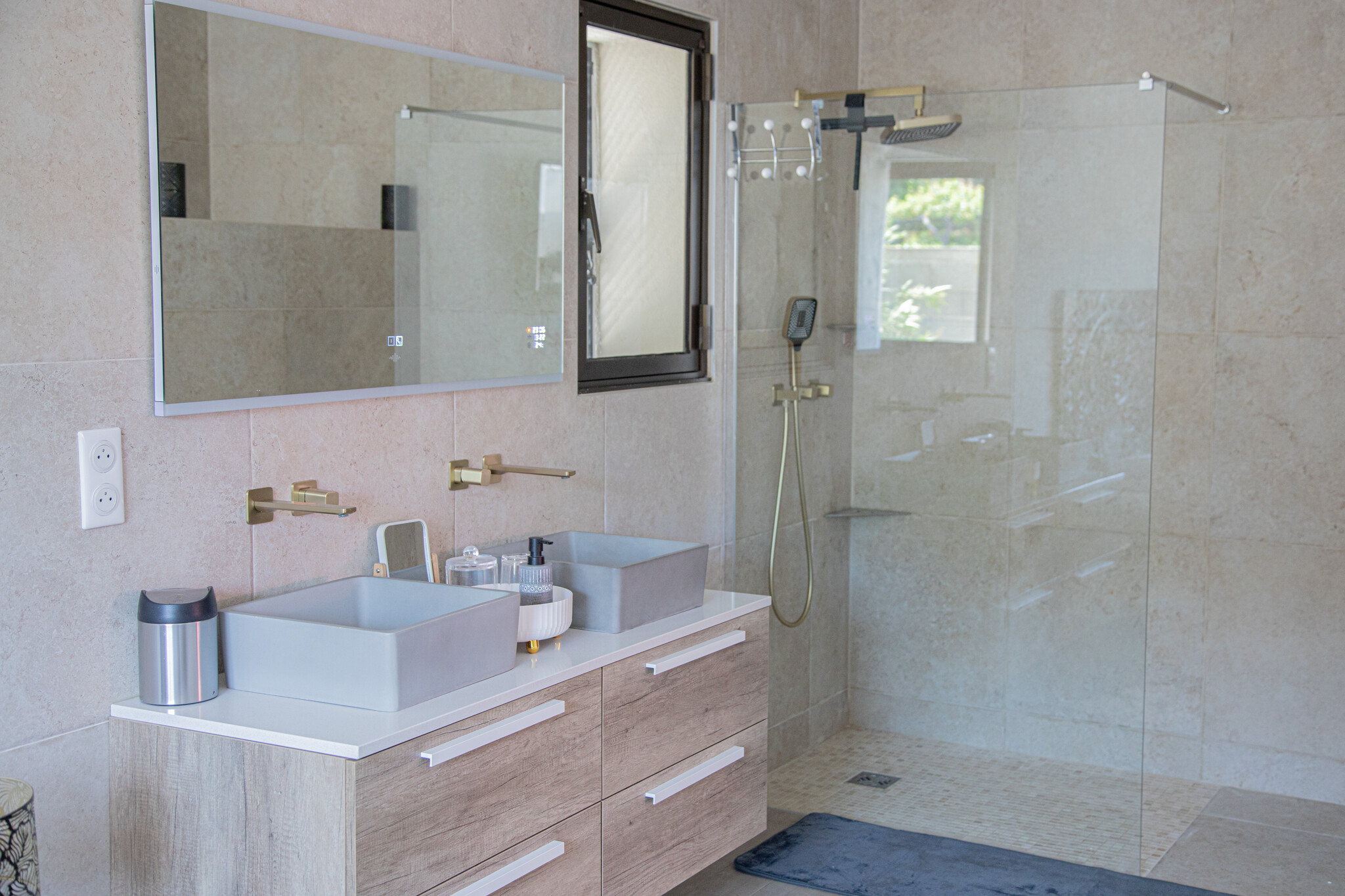 Salle de bain privative de la villa avec douche à l'italienne et double vasque