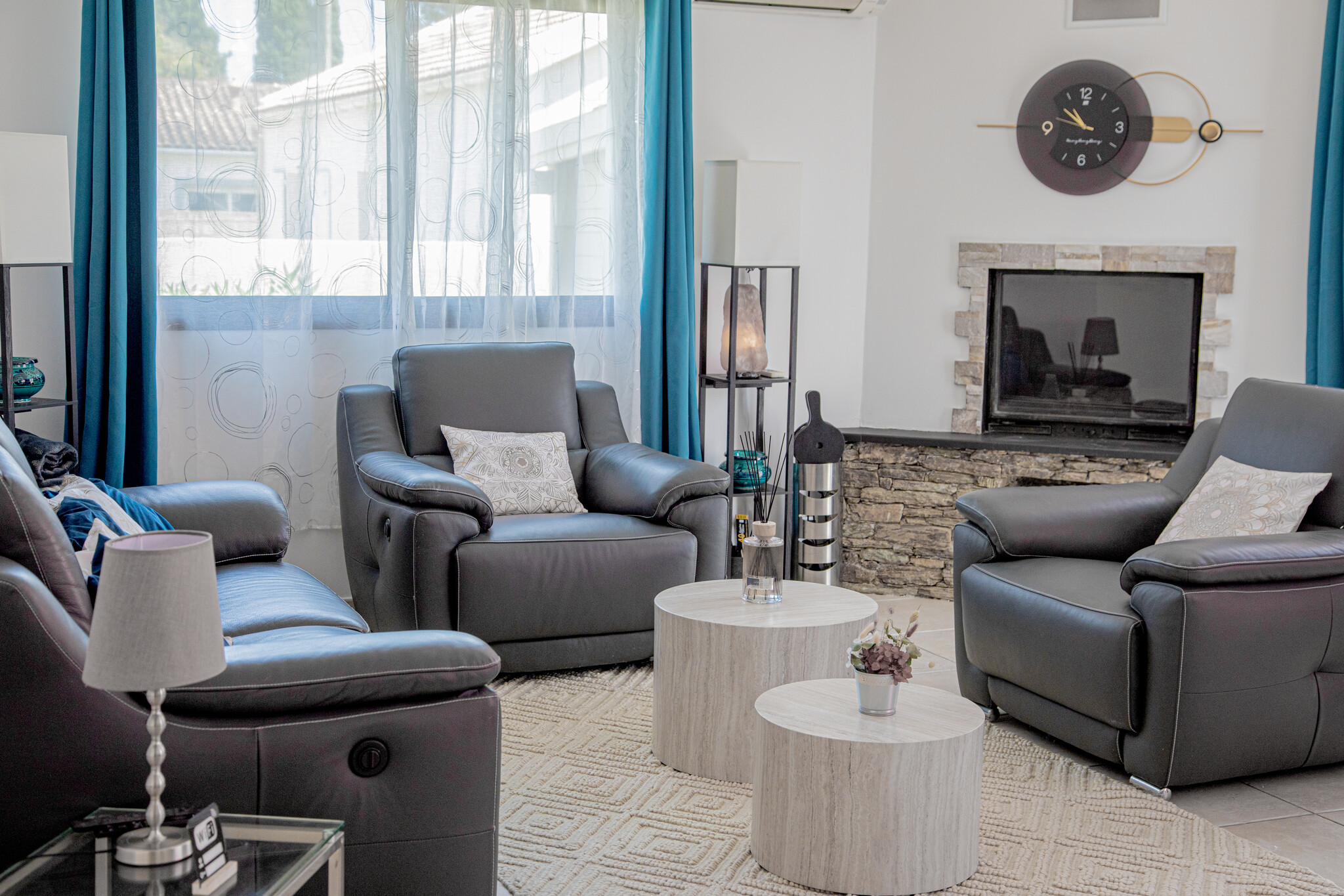 Suite parentale de la villa A Casa Serena, lit double et grandes ouvertures sur le jardin
