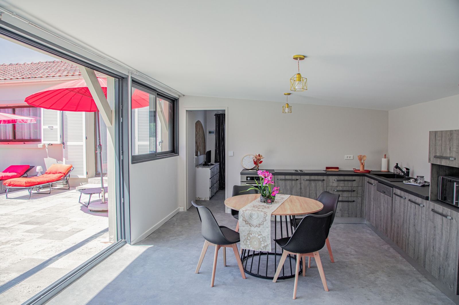 Cuisine de l'appartement indépendant ouverte sur la terrasse