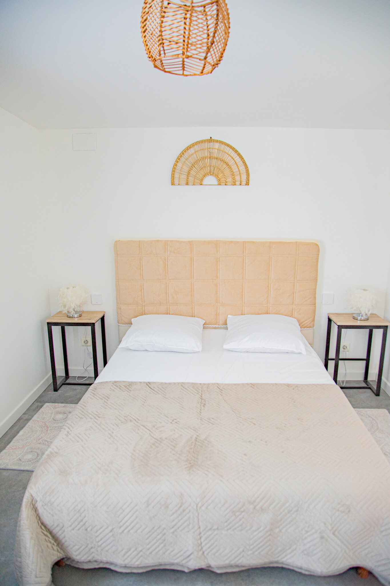 Chambre de l'appartement indépendant avec lit double
