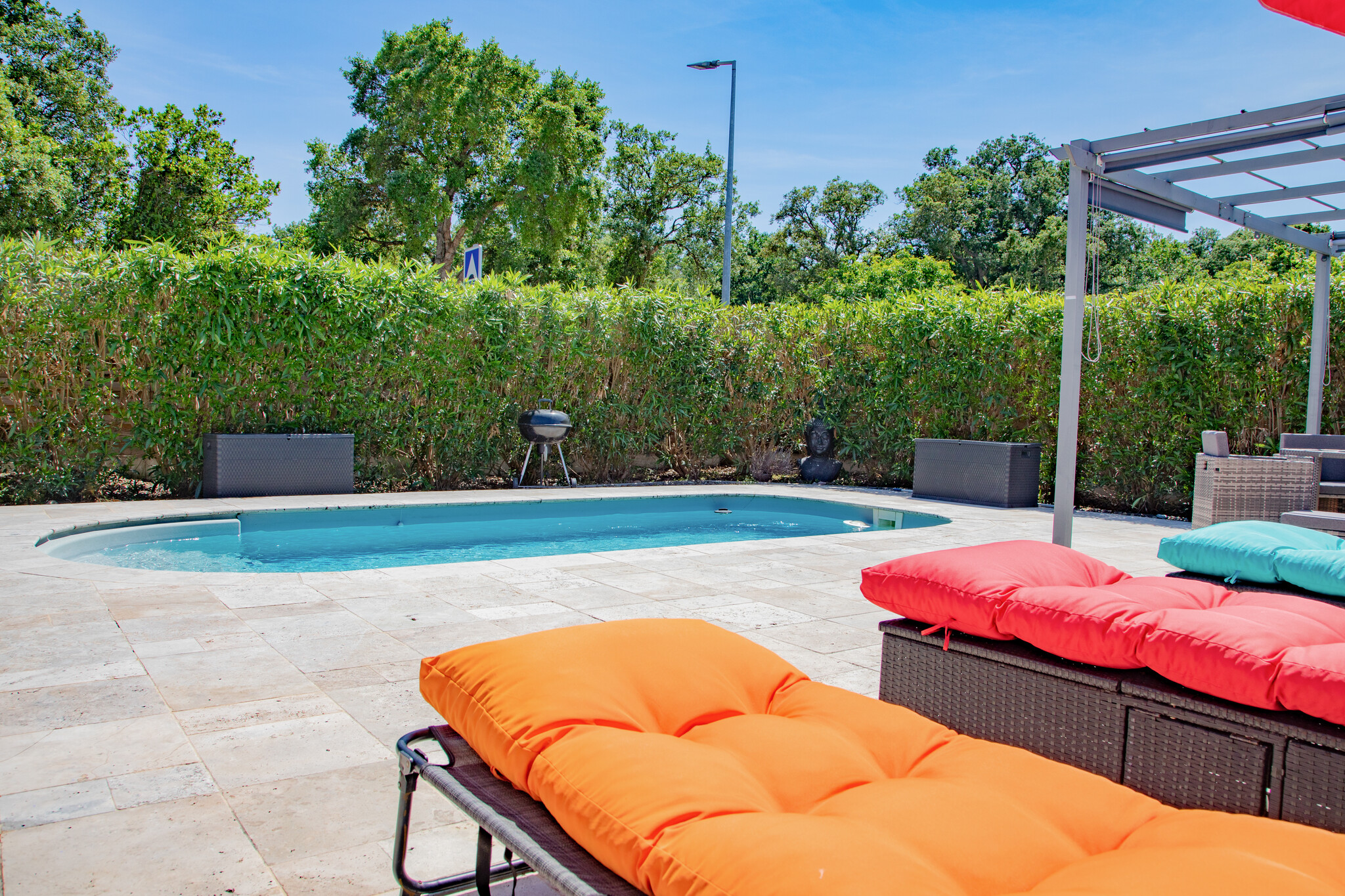Jardin arboré d'A Casa Serena avec transats au bord de la piscine