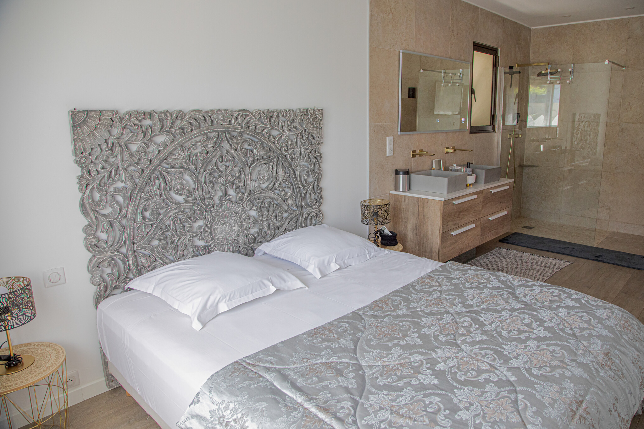 Salon climatisé de la villa A Casa Serena avec cheminée et canapés en lin