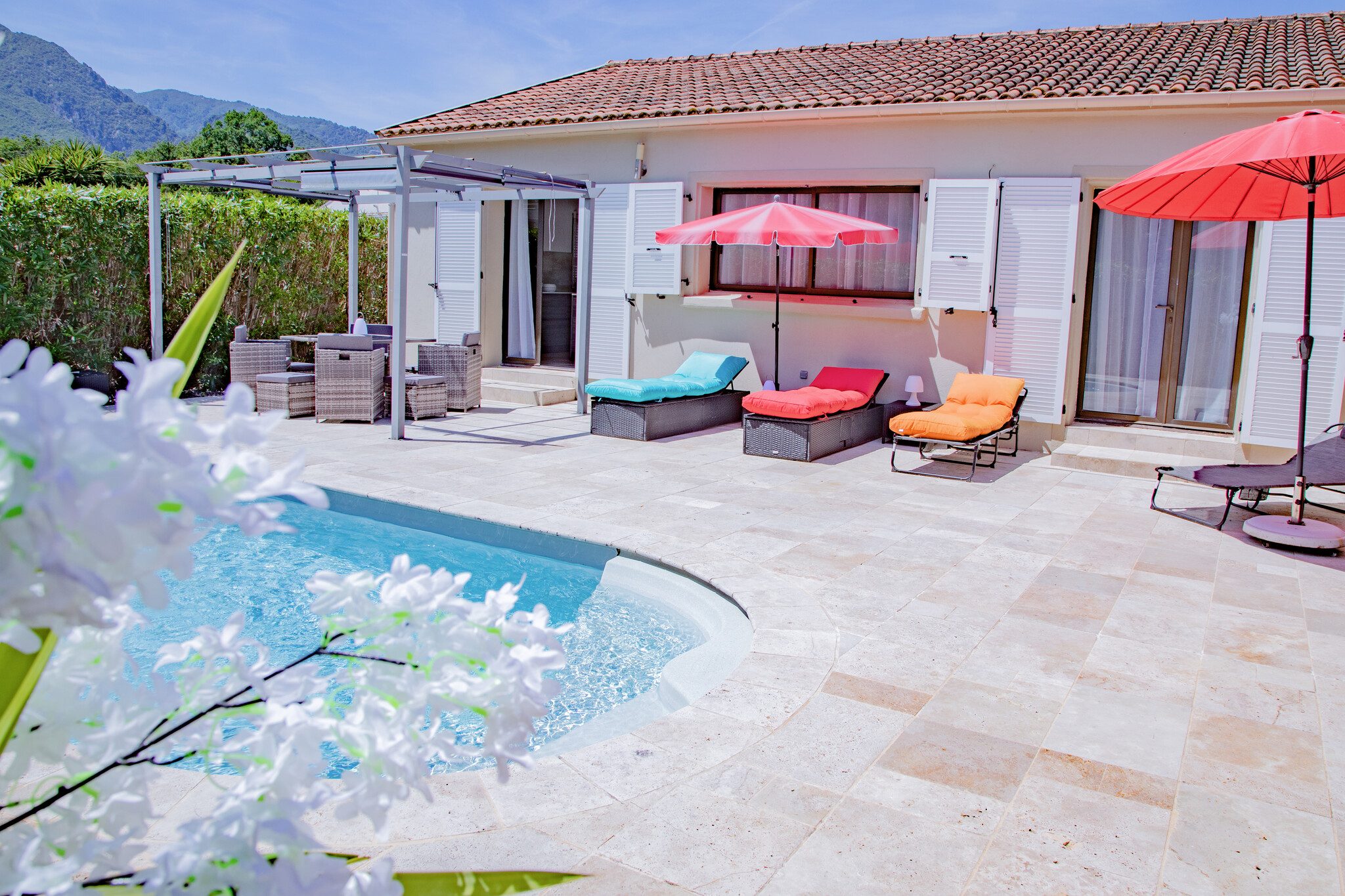 Façade of the A Casa Serena villa with its terrace and pool