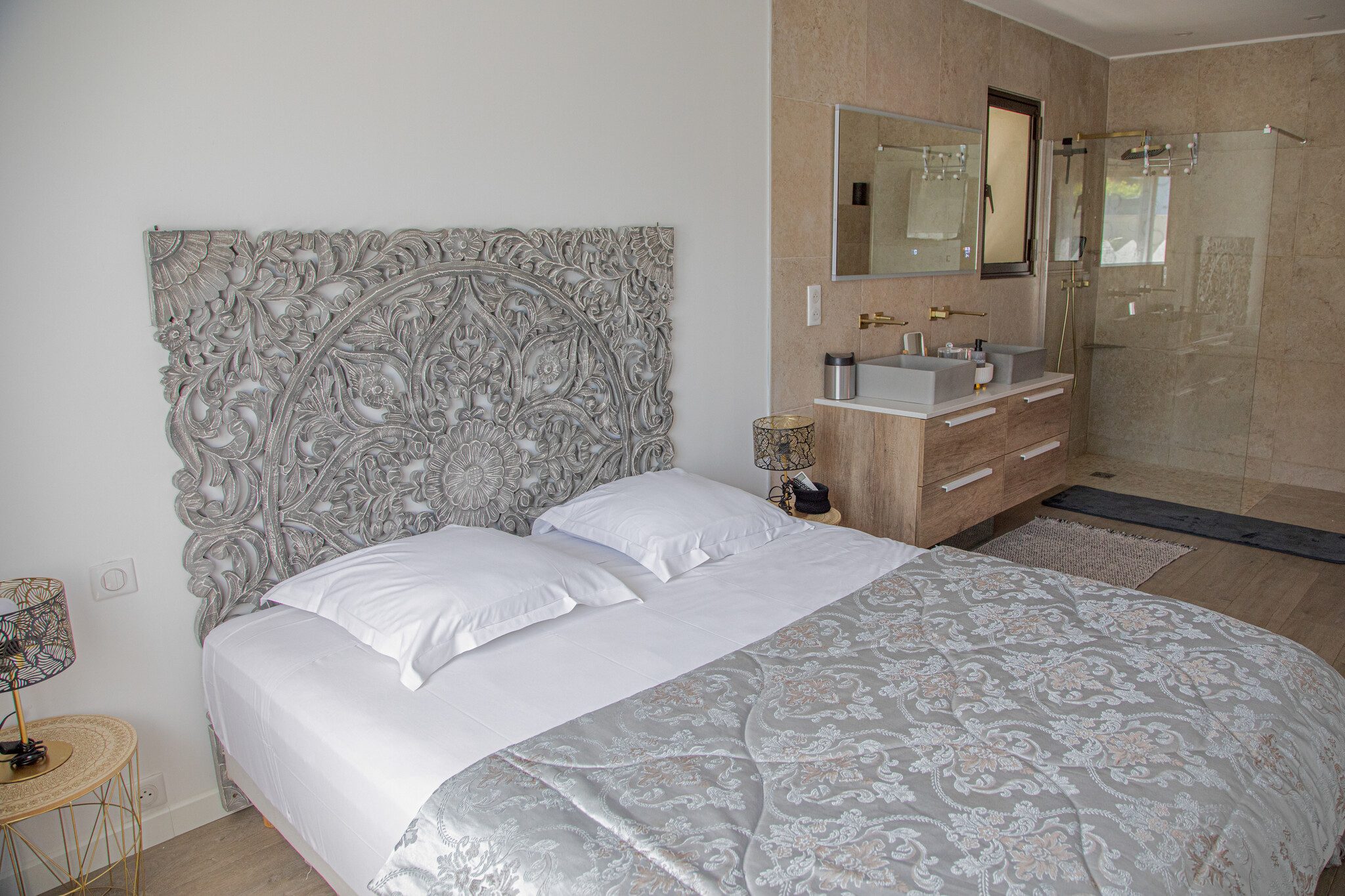 Master suite of the A Casa Serena villa, double bed and private bathroom